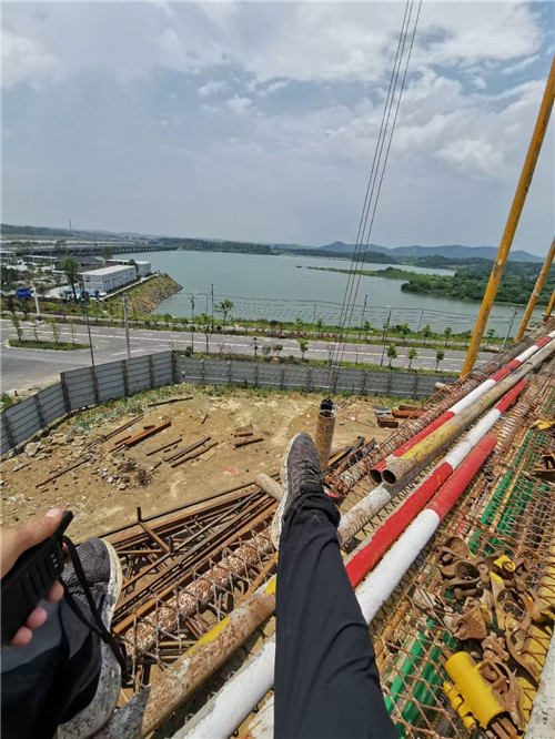 当雄县作业中发生设备损坏或人员意外，责任怎么划分？